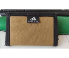 Una billetera Adidas
